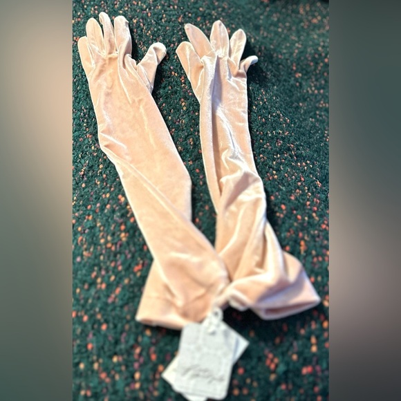 ‼️RARE‼️🎸Carolina Amato🎸🔥NWT🔥Light Pink Crushed Velvet Gloves (re: Free People) - Picture 6 of 13